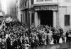 La Grande Dépression des années 1930 dans le monde et ses conséquences La foule aux portes du New York Stock Exchange (NYSE).