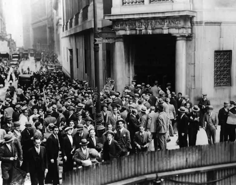 La foule aux portes du New York Stock Exchange (NYSE).