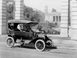 Fordisme : Les apports de Henry Ford (1863-1947) La Ford T (1908-1928), modèle phare de Ford, est le premier produit industriel fabriqué selon les principes du fordisme