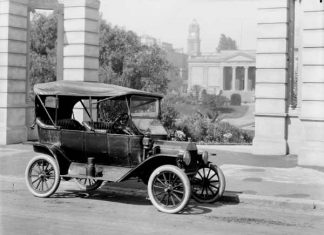Fordisme : Les apports de Henry Ford (1863-1947) La Ford T (1908-1928), modèle phare de Ford, est le premier produit industriel fabriqué selon les principes du fordisme