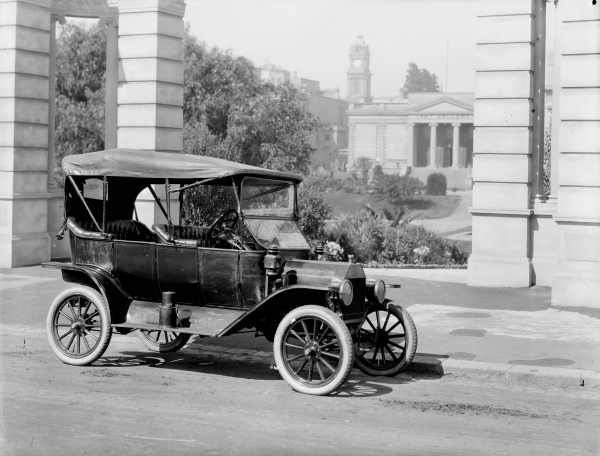 La Ford T (1908-1928), modèle phare de Ford, est le premier produit industriel fabriqué selon les principes du fordisme