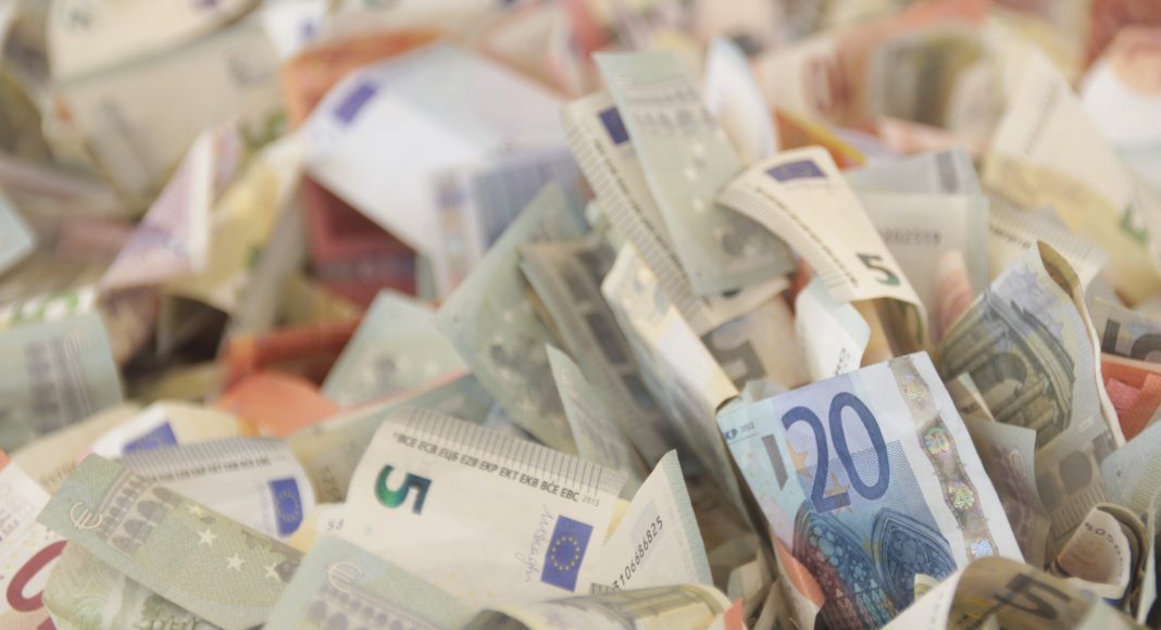 Comment définir la consommation et l'épargne ? Quels sont les différents types de consommation existant en économie ?