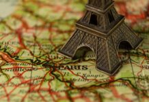 Décentralisation et de la déconcentration : définition et avantages La France reste un État très centralisé en Paris.