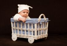 En avant 2022 ! Masques, bébé et télétravail : what else ? Adorable... ? Essayez d'avoir une réunion à l'heure de son biberon et vous verrez...