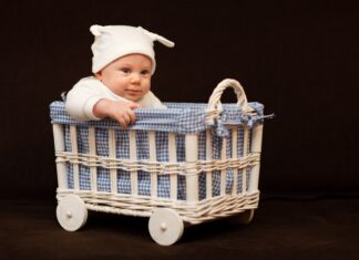 En avant 2022 ! Masques, bébé et télétravail : what else ? Adorable... ? Essayez d'avoir une réunion à l'heure de son biberon et vous verrez...