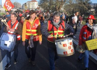Les conséquences de la grève Caisse de grève ambulante lors de la manifestation contre la réforme des retraites de Besançon (10 décembre 2019)