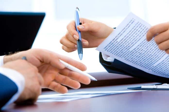 Découvrez l'exception d'inexécution en droit des contrats : un moyen de défense face à l'inexécution grave. Conditions et conséquences expliquées.