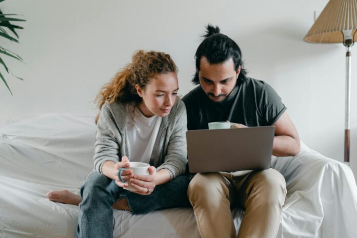 Les technologies numériques ont introduit de nouvelles pratiques qui redéfinissent les interactions entre les acteurs du marché. Les technologies numériques ont introduit de nouvelles pratiques qui redéfinissent les interactions entre les acteurs du marché.
