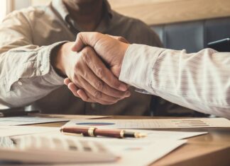 Les coûts de transaction selon l’analyse de Coase et Williamson Coase et Williamson ont développé la théorie des coûts de transaction. Quelle est cette théorie contractuelle ?