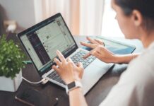 Travailler à distance, notre sélection de 4 outils indispensables Depuis la pandémie de Covid-19, savoir travailler à distance est devenu indispensable tant pour les entreprises que pour les organisations.