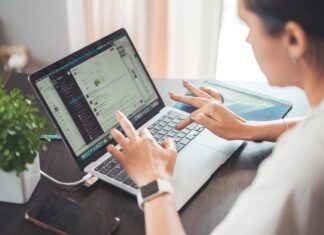 Travailler à distance, notre sélection de 4 outils indispensables Depuis la pandémie de Covid-19, savoir travailler à distance est devenu indispensable tant pour les entreprises que pour les organisations.