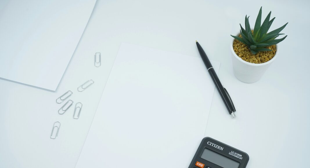 En suivant des étapes claires et en adoptant des habitudes financières saines, vous pouvez prendre le contrôle de votre argent et atteindre vos objectifs financiers.