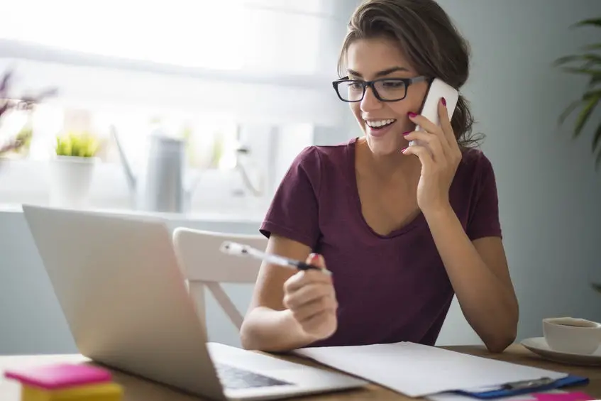 Vous devez savoir que certains domaines restent particulièrement ouverts aux professionnels en reconversion, même sans diplôme.