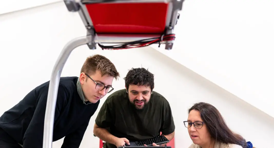 L’adoption d’un logiciel de lutte anti-blanchiment offre de nombreux avantages, allant de l’automatisation des procédures à l’amélioration de l’efficacité opérationnelle, en passant par la réduction des erreurs humaines et la facilitation des contrôles.