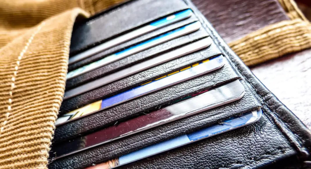 Les cartes bancaires sont peut-être omniprésentes dans notre quotidien, mais leur fonctionnement demeure souvent mal compris.