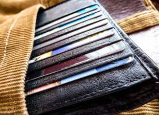 Guide complet sur les cartes bancaires : fonctionnement, sécurité et avantages cachés Les cartes bancaires sont peut-être omniprésentes dans notre quotidien, mais leur fonctionnement demeure souvent mal compris.