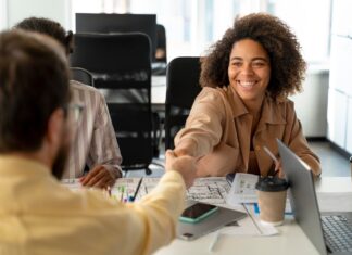 RH : pourquoi se former en anglais professionnel ? À une époque où les entreprises se développent et recrutent des talents à l’étranger, les professionnels des ressources humaines doivent dorénavant maîtriser l’anglais RH.