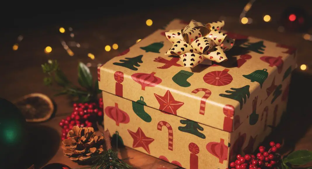 Les chèques-cadeaux permettent aux employeurs de récompenser et motiver leurs salariés. Quel est leur traitement fiscal et social ?