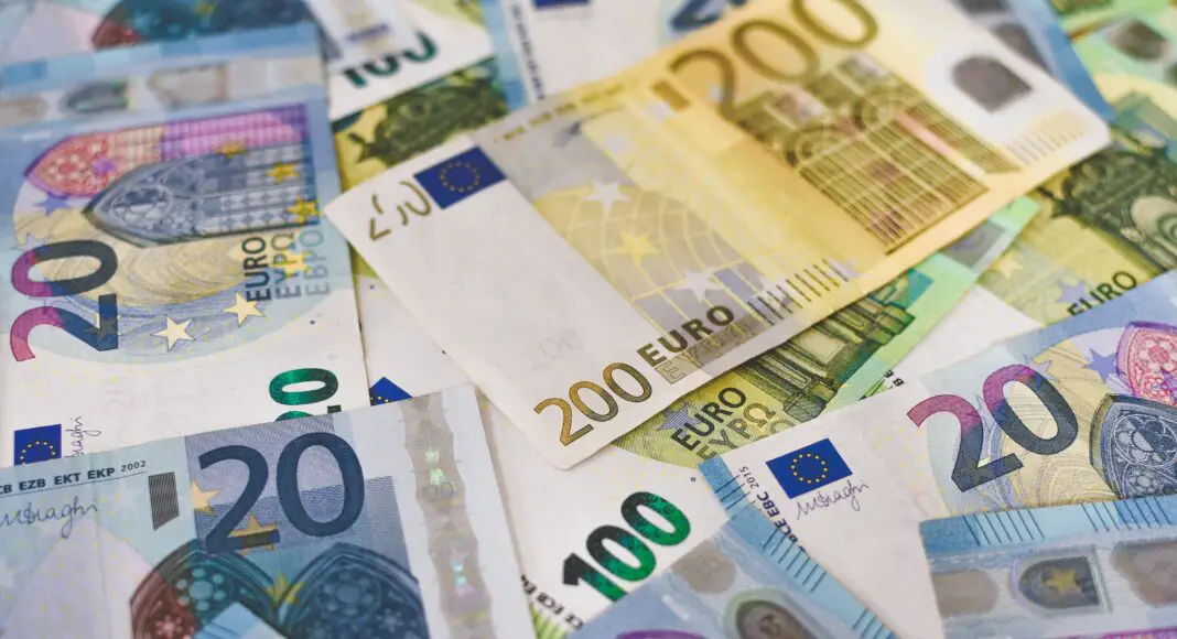 La domiciliation bancaire désigne le processus par lequel une personne ou une société choisit une banque spécifique pour y ouvrir un compte.