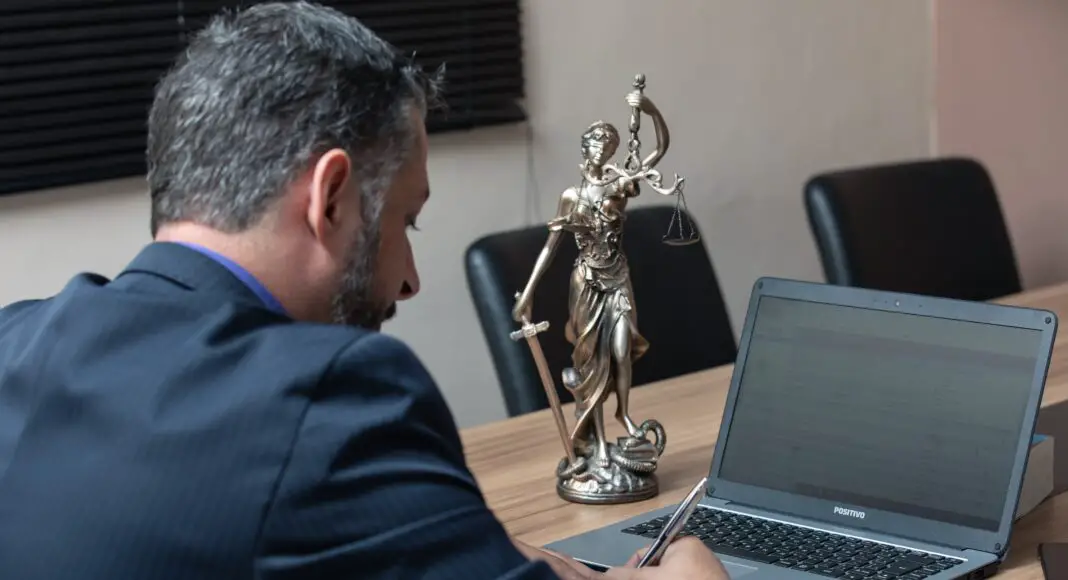 En proposant des services de médiation, les huissiers de justice apportent une alternative assez crédible aux tribunaux. Cela facilite le règlement des litiges de manière rapide et efficace, en respectant les intérêts de toutes les parties.