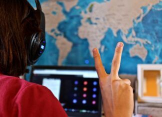 BTS CG en ligne, une formation adaptée à votre vie Le BTS Comptabilité et Gestion (BTS CG) est une formation de plus en plus prisée, notamment grâce à la flexibilité qu'offre la formation en ligne.