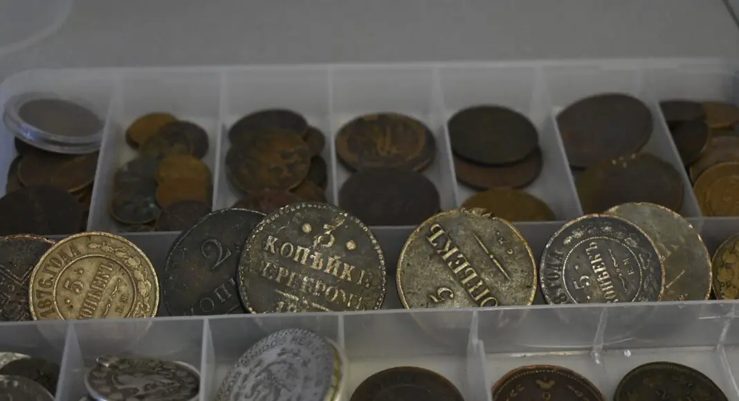 La numismatique est une discipline qui étudie l’histoire à travers la collection des monnaies anciennes. Elle offre à ceux qui s’y prêtent l’opportunité de connaître un pan de l’histoire et d’avoir un placement financier sûr.