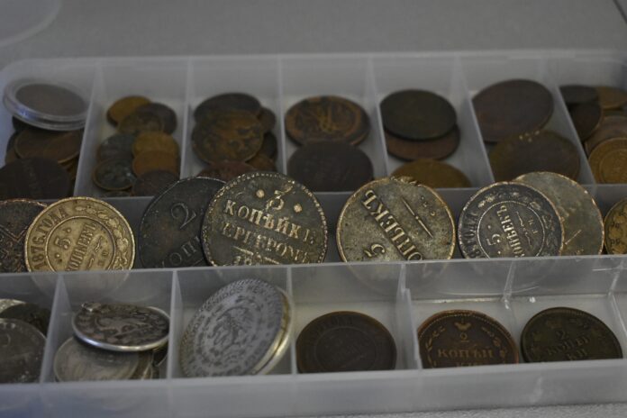 La numismatique est une discipline qui étudie l’histoire à travers la collection des monnaies anciennes. Elle offre à ceux qui s’y prêtent l’opportunité de connaître un pan de l’histoire et d’avoir un placement financier sûr. La numismatique est une discipline qui étudie l’histoire à travers la collection des monnaies anciennes. Elle offre à ceux qui s’y prêtent l’opportunité de connaître un pan de l’histoire et d’avoir un placement financier sûr.