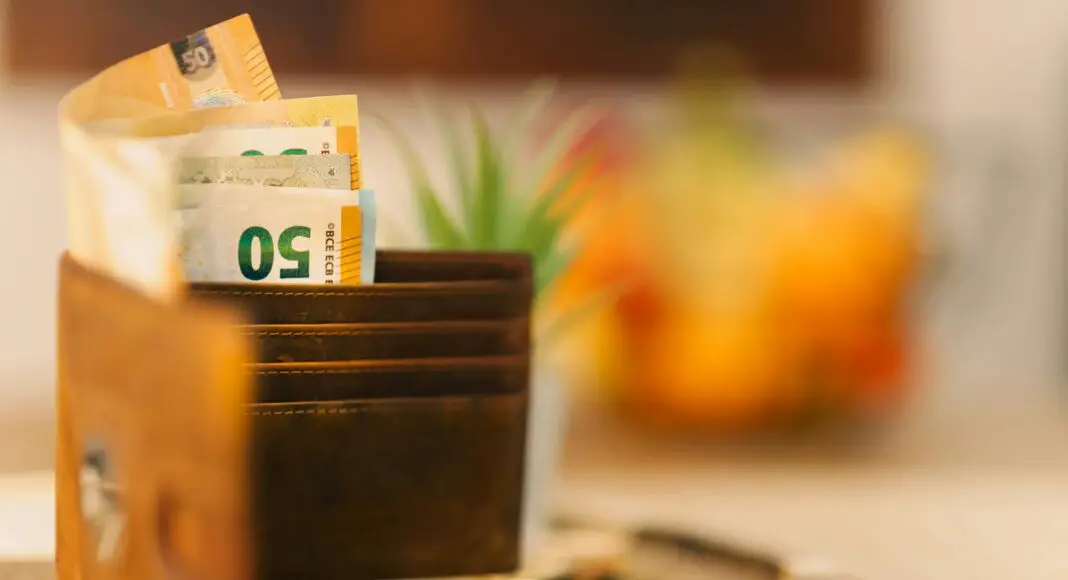 Le salaire et la rémunération ne partagent pas la même définition : il existe ainsi des différences fondamentales entre ces deux termes.