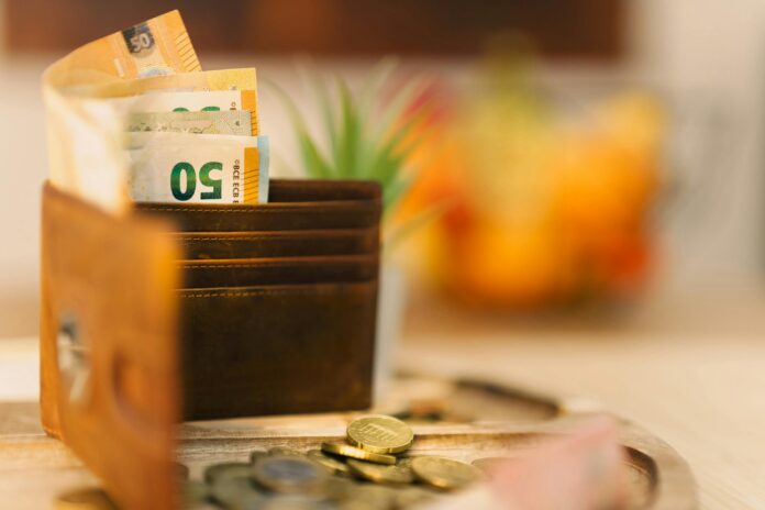 Le salaire et la rémunération ne partagent pas la même définition : il existe ainsi des différences fondamentales entre ces deux termes. Le salaire et la rémunération ne partagent pas la même définition : il existe ainsi des différences fondamentales entre ces deux termes.