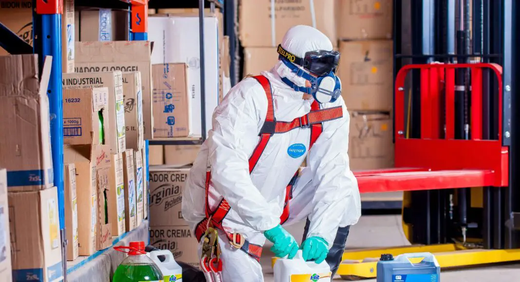 Découvrez les différents systèmes de protection pour les salariés isolés, tels que le dispositif homme mort, essentiels pour assurer leur sécurité au travail.