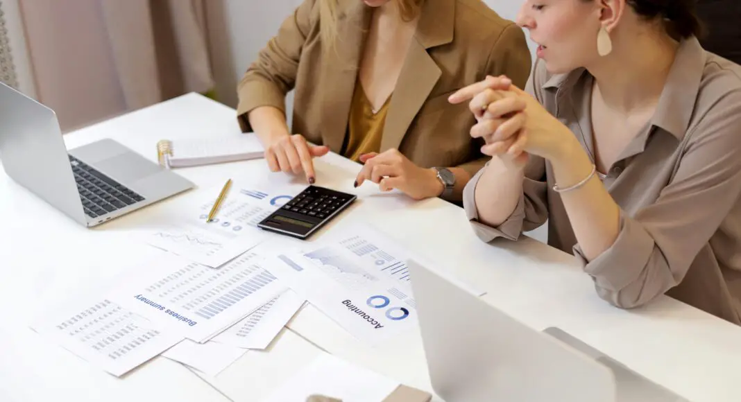 Le DSCG permet de suivre une carrière comptable prometteuse grâce à une formation reconnue pour sa qualité et son exigence.