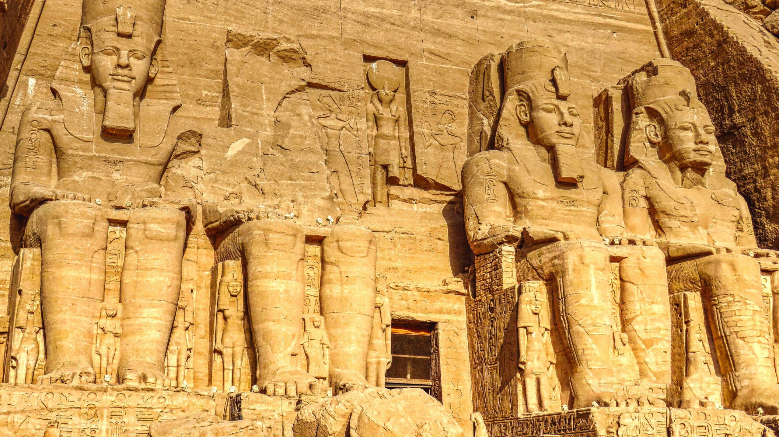 Les Temples d'Abou Simbel, œuvres majestueuses de Ramsès II, constituent une étape incontournable de toute croisière sur le Nil.