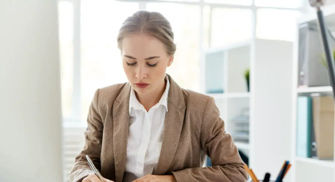 Le gestionnaire de paie occupe une place centrale au sein d'une entreprise. Pour exceller dans cette profession, un cursus adapté et une solide expérience sont essentiels.