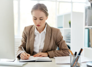 Devenir un excellent gestionnaire de paie : parcours, expériences et compétences Le gestionnaire de paie occupe une place centrale au sein d'une entreprise. Pour exceller dans cette profession, un cursus adapté et une solide expérience sont essentiels.