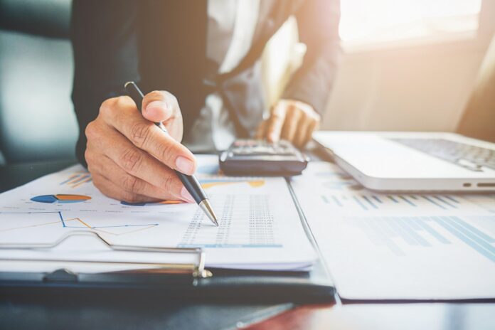 L'ouverture d'un compte bancaire professionnel peut être facultative ou obligatoire à partir d'un certain chiffre d'affaires. L'ouverture d'un compte bancaire professionnel peut être facultative ou obligatoire à partir d'un certain chiffre d'affaires.