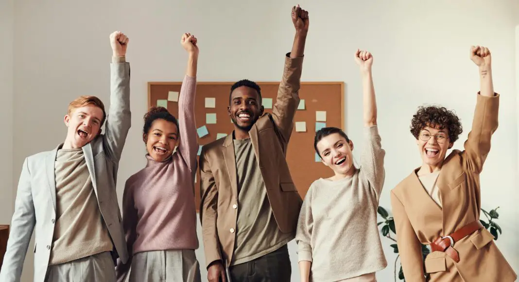 Le rapport Gallup 2025 met en lumière la baisse de l’engagement au travail et l’urgence d’accompagner les managers face aux défis de l’IA.