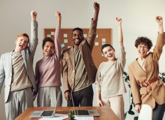 Rapport Gallup 2025 : Managers sous pression, IA en expansion Le rapport Gallup 2025 met en lumière la baisse de l’engagement au travail et l’urgence d’accompagner les managers face aux défis de l’IA.