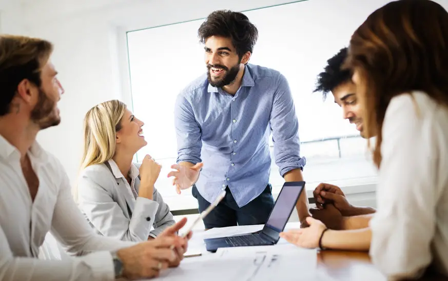 Le porteur de projet ne reste pas seul face aux choix administratifs, fiscaux ou sociaux. L’équipe juridique joue alors un rôle de repère fiable.
