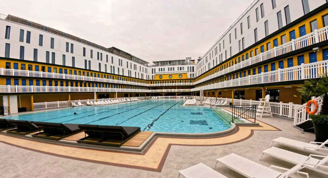 Par BikerNormand from Morsan, Eure, France Piscine Molitor, Paris, CC BY-SA 2.0