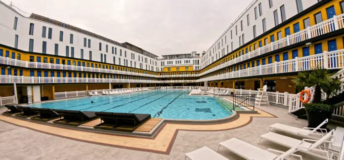 Par BikerNormand from Morsan, Eure, France Piscine Molitor, Paris, CC BY-SA 2.0