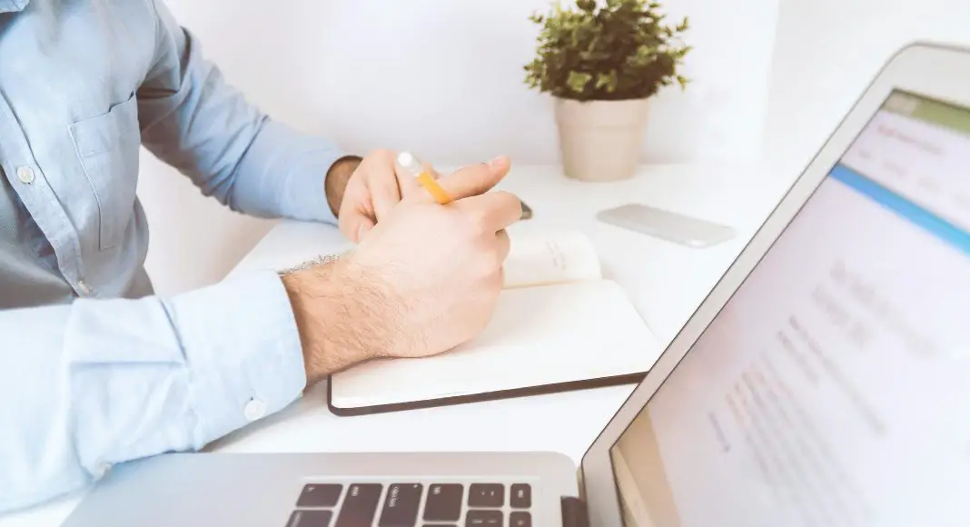 Rédiger les statuts, déposer le capital, immatriculer sa SAS : découvrez les erreurs à éviter lors de la création de votre société.