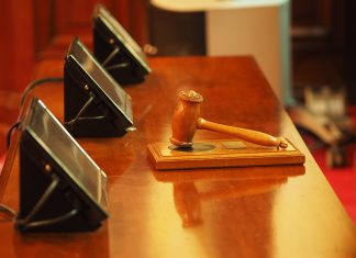 Combien coûte un avocat pour une audience ? Tarifs 2025 Face à une convocation au tribunal, savoir combien coûte un avocat pour une audience devient crucial pour votre budget.