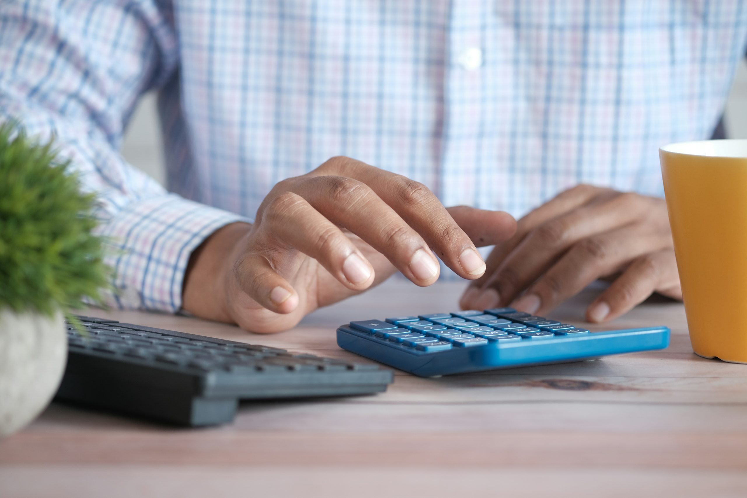 Expert-comptable travaillant sur des calculs
