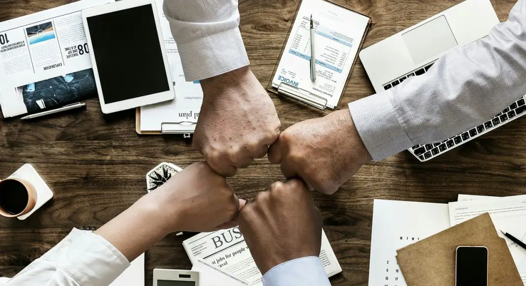 Pour mieux décider entre IR et IS, il faudra considérer votre horizon d’investissement et votre niveau d’imposition.
