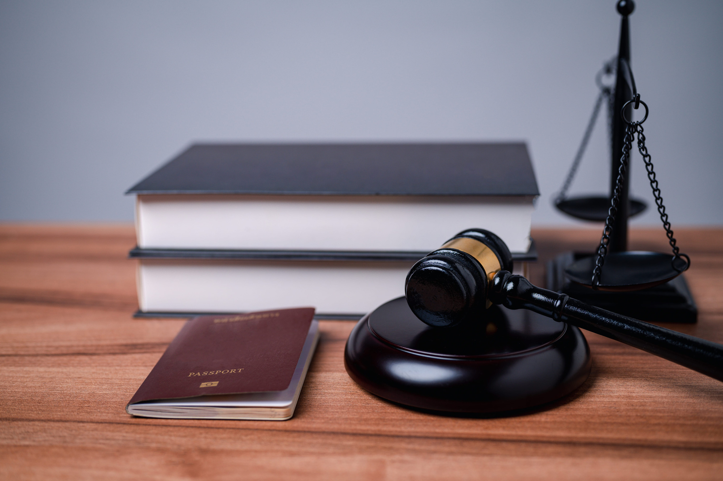 Codifiée aux articles 495-7 et suivants du Code de procédure pénale, la Comparution Sur Reconnaissance Préalable De Culpabilité s’applique à la plupart des délits.