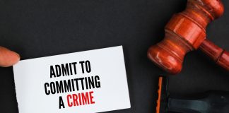 CRPC : comment fonctionne ce plaider-coupable en droit pénal ? La CRPC concerne un majeur qui reconnaît les faits reprochés et accepte une peine proposée sans passer par le tribunal classique.