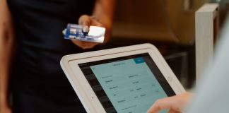 Logiciel de caisse : quelles obligations respecter pour être en conformité ? Encaisser un client, l'une des opérations les plus simples de la vie d'un commerce, comporte des règles à respecter.