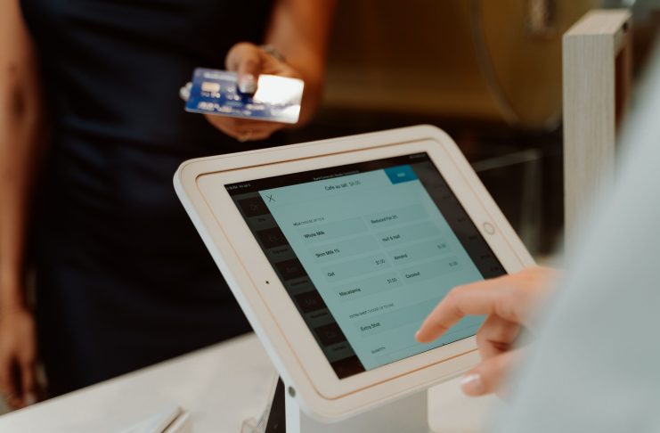 Logiciel de caisse : quelles obligations respecter pour être en conformité ? Encaisser un client, l'une des opérations les plus simples de la vie d'un commerce, comporte des règles à respecter.