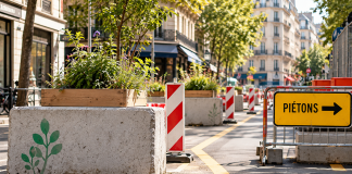 Le béton comme expérience d’expression citoyenne Les jours de manifestation, on découvre au mobilier urbain des usages imprévus. Les urbanistes transforment aussi la rue à leur manière.